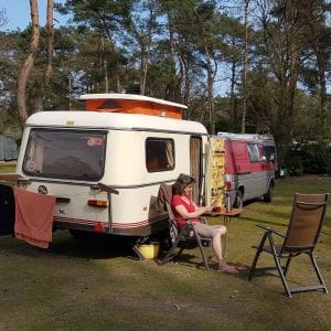 renee-300x300-caravan Renée zittend voor de Eriba uit 1988